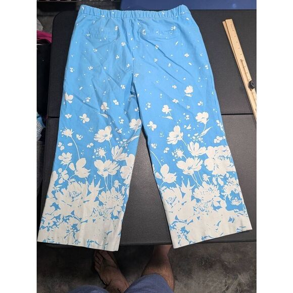 Isaac Mizrahi Live! Petite 24/7 Stretch Crop Wide-Leg Blue and White Floral Pant - Picture 3 of 7